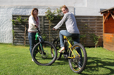 Zwei junge Frauen auf Mike's Ghost E-Bikes